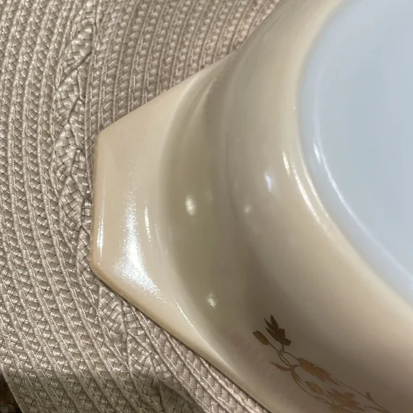 Pyrex Golden Acorn Casserole Dish and Lid - Picture 8 of 11